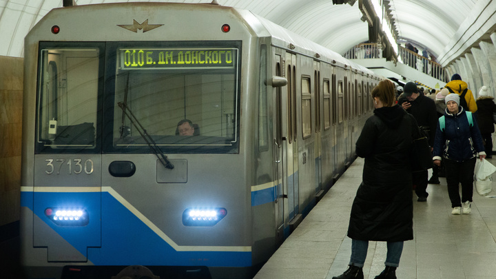 На станции метро «Новогиреево» женщина упала под прибывающий поезд