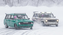 Взрывая снег. Как новосибирцы на болидах из ржавой «классики» гоняют по замерзшему озеру