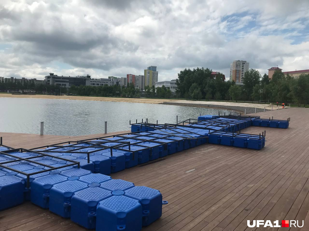 В парке готовятся опустить в воду понтоны В парке готовятся опустить в воду понтоны