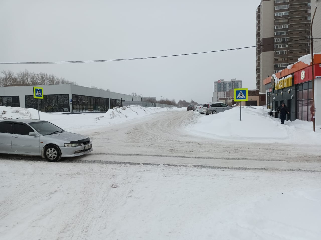 Знаки пешеходных переходов завалены снегом