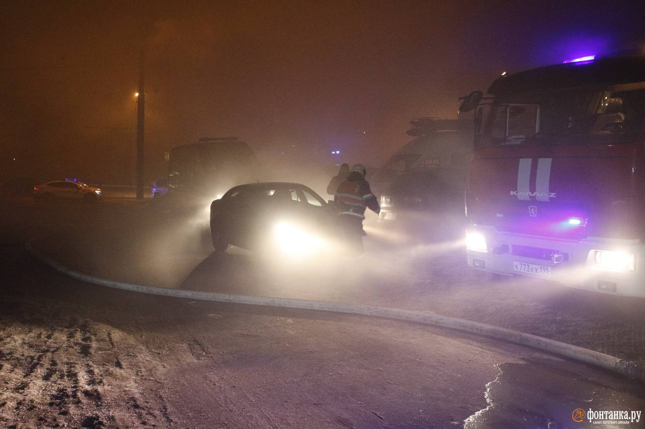 После мощного пожара на складе в Калининском районе взяли пробы воздуха
