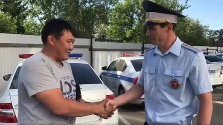 Дорожные полицейские в Иркутске спасли жизнь 8-летнему ребенку с приступом астмы