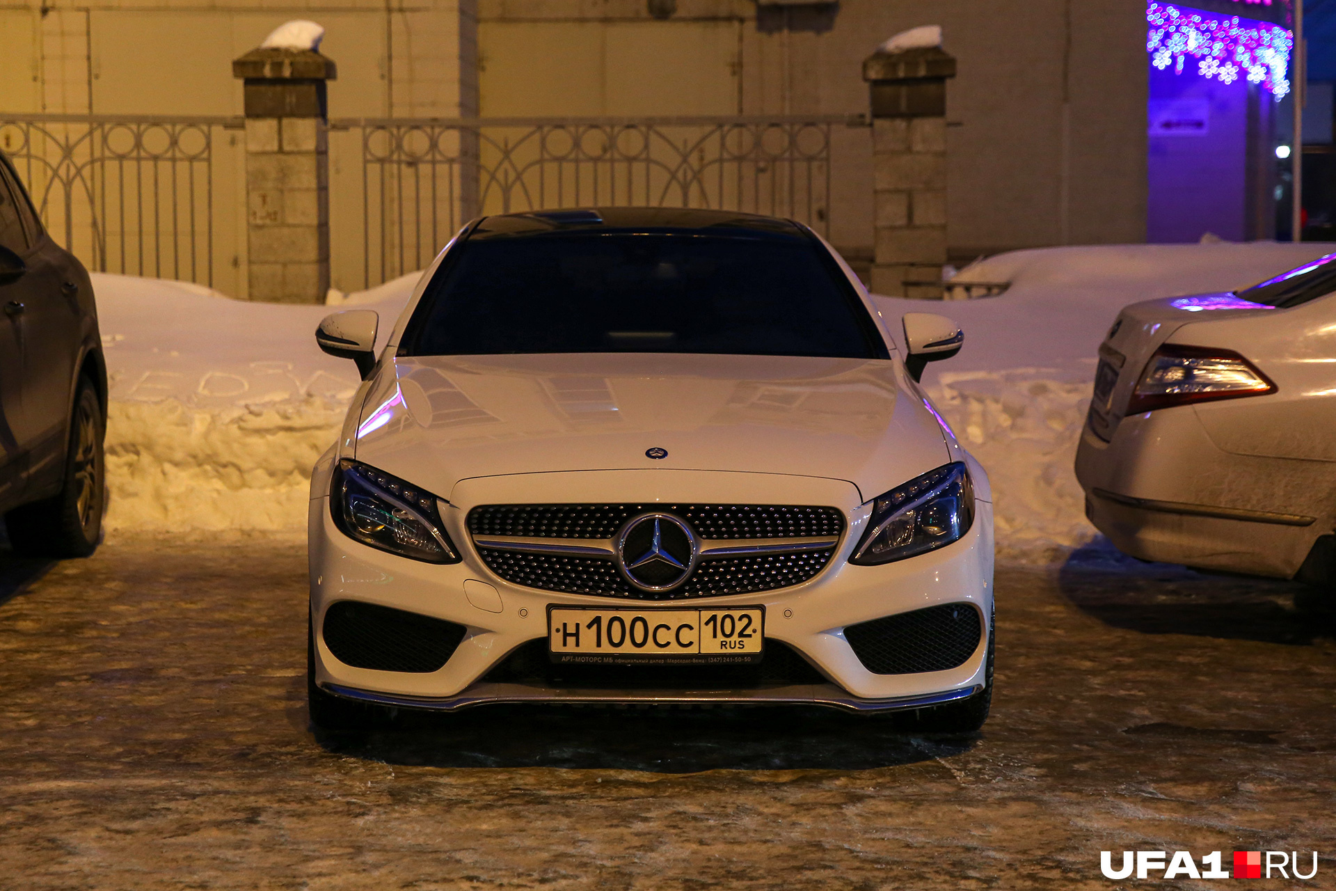 Белый Mercedes с красивыми номерами