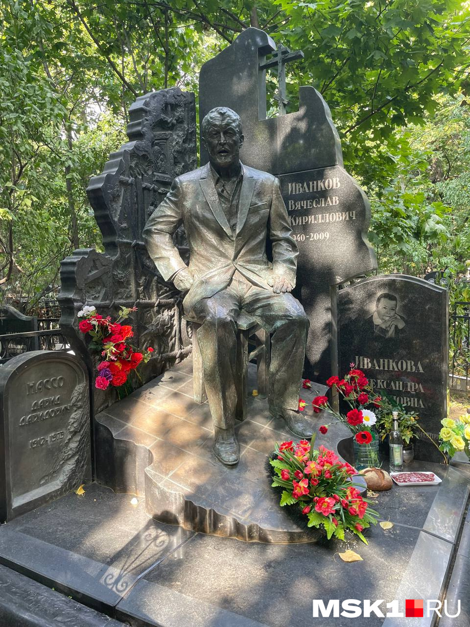 Могила Япончика — одна из самых популярных на Ваганьковском кладбище в Москве