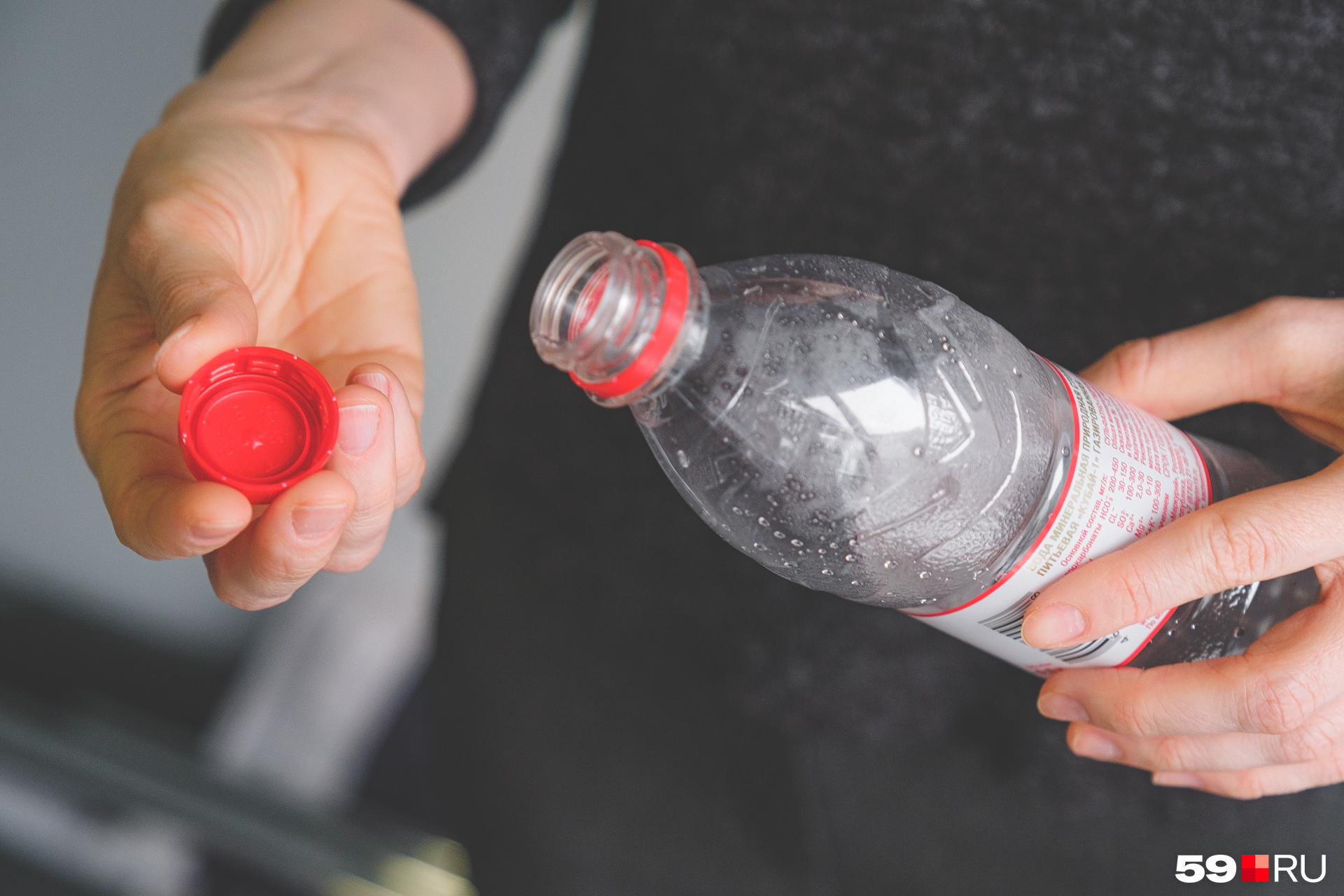 Как снять этикетку с бутылки. Пластиковые бутылки под колесом. Как аккуратно отклеить этикетку с пивной бутылки.