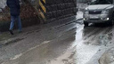 В Екатеринбурге появилось место, где пешеходов обливают грязью до макушки