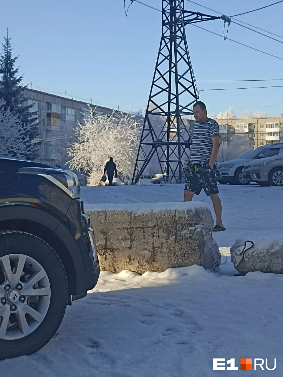 Видео: ну очень суровые уральцы гуляют по морозному Екатеринбургу в футболке и шортах