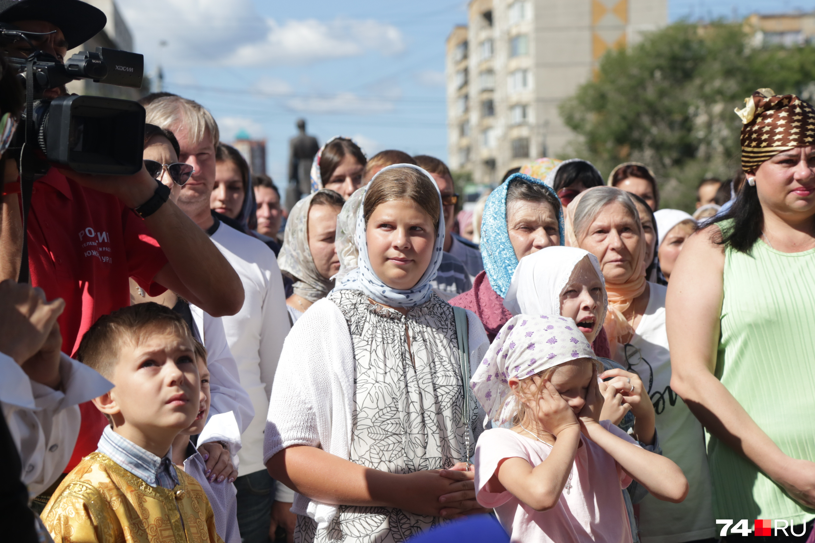В выходной возле храма собрались прихожане всех возрастов В выходной возле храма собрались прихожане всех возрастов