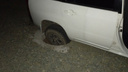 Легковушка провалилась колесом в открытый люк в Чите