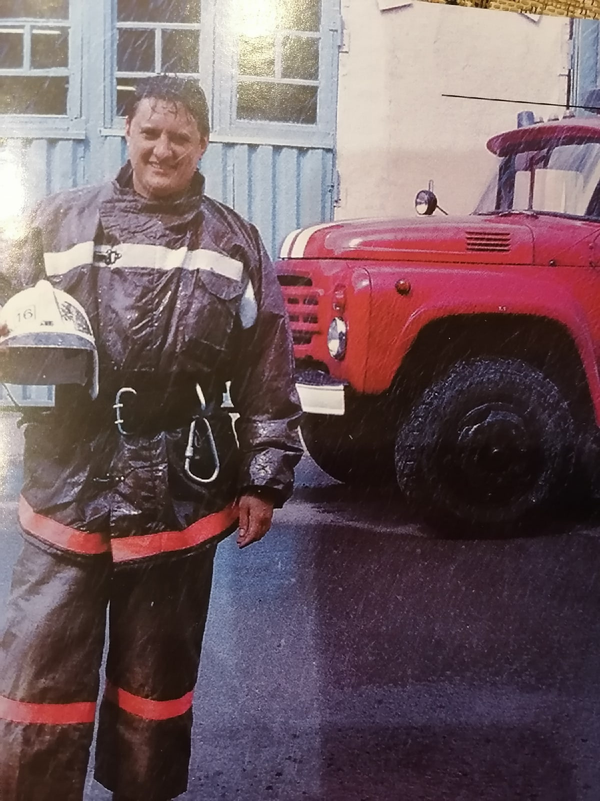 На момент пожара в ТРЦ Бурсин отслужил в МЧС 25 лет