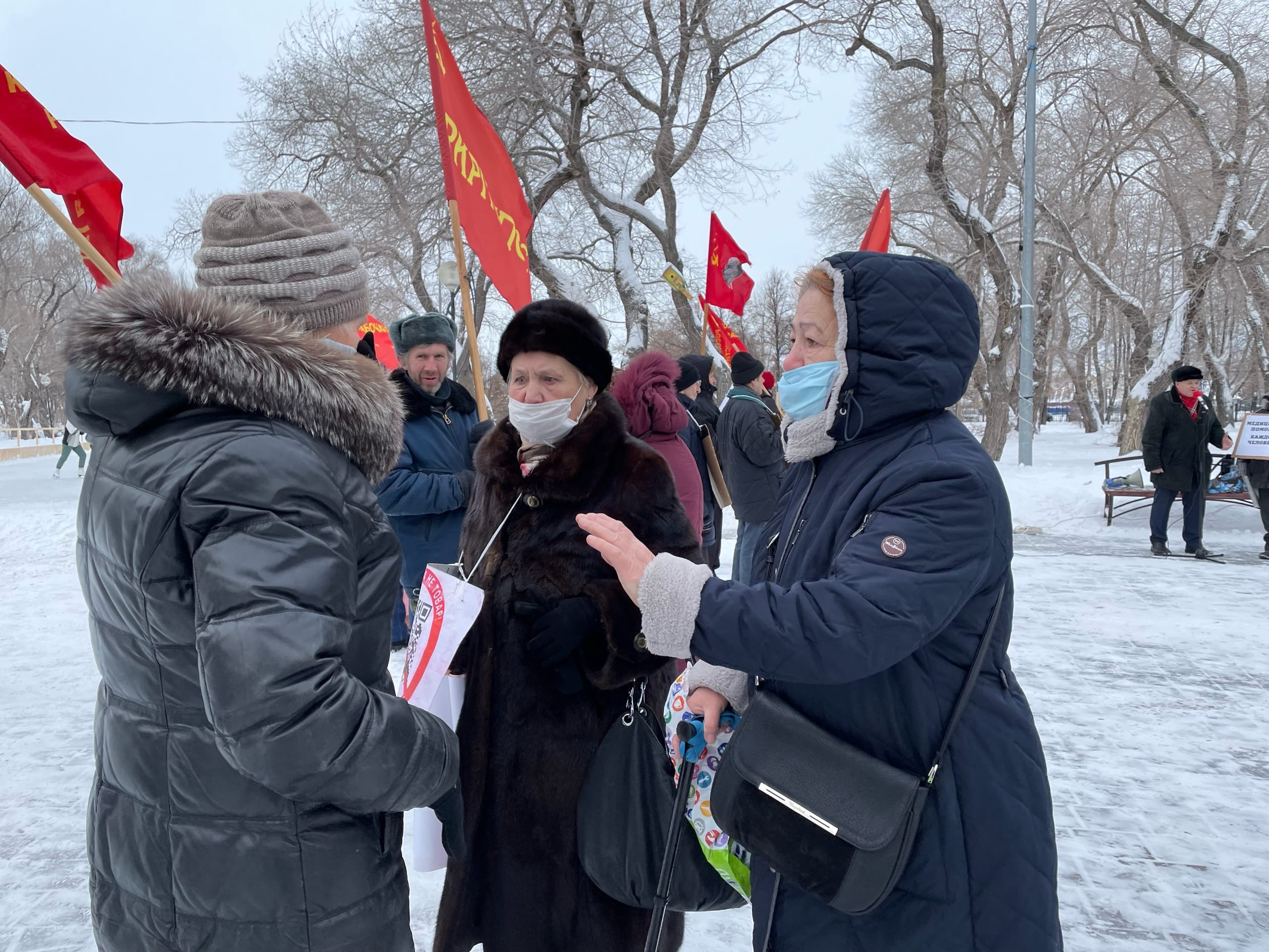 Женщина, не согласная с мнением пришедших на акцию, — в пуховике и стоит полубоком (на снимке в левом углу) Женщина, не согласная с мнением пришедших на акцию, — в пуховике и стоит полубоком (на снимке в левом углу)