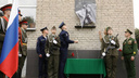 Мемориальную доску погибшему на Украине ефрейтору открыли в Новосибирске — ранее мэрия отказывала в установке