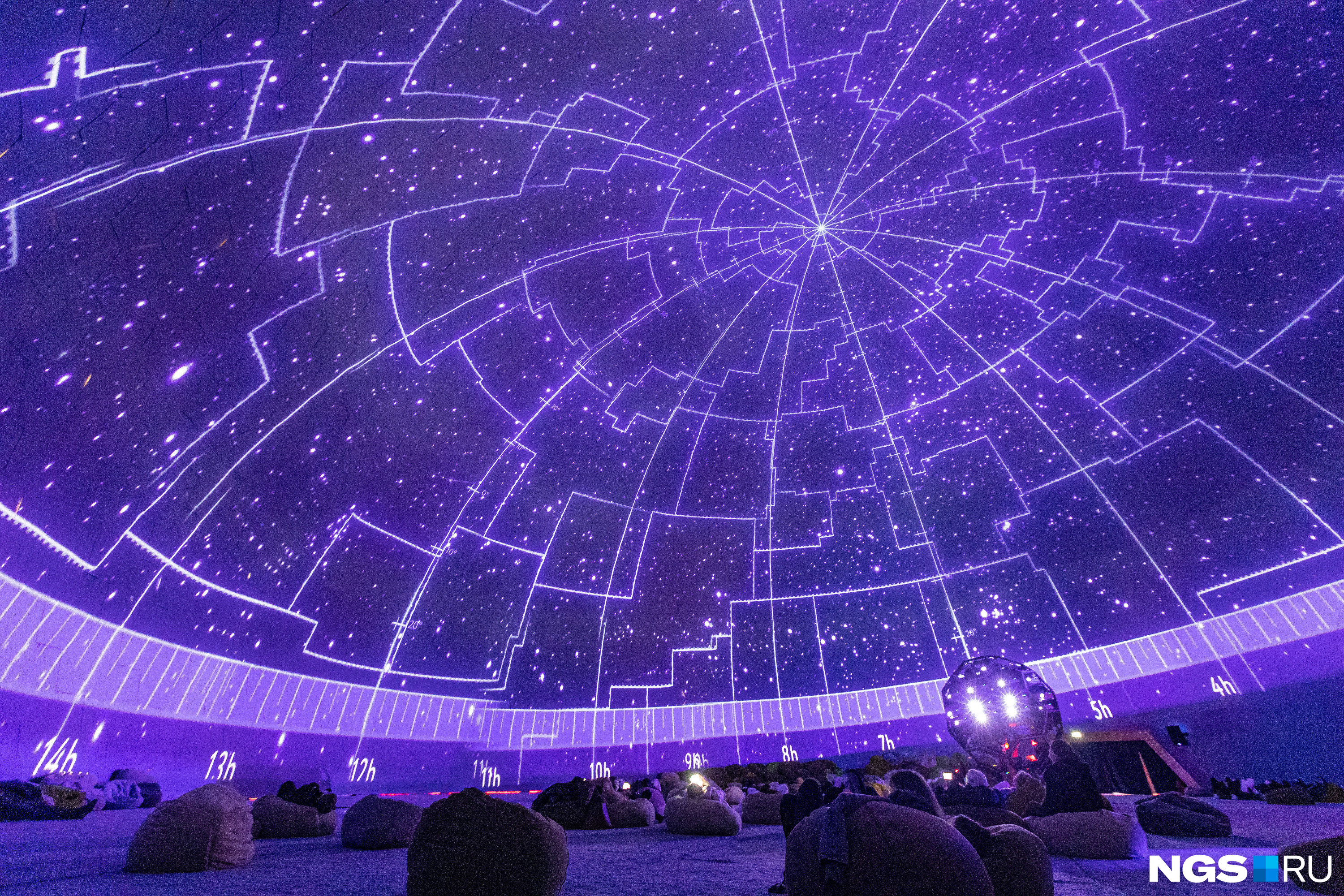 В Петербурге находится самый большой планетарий в России. Поглядеть на всю эту красоту можно с удобных кресел