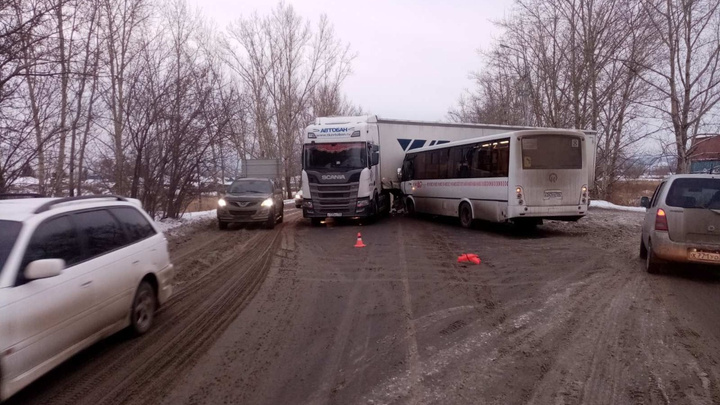 На Одесской столкнулись автобус и фура: пострадали 9 человек