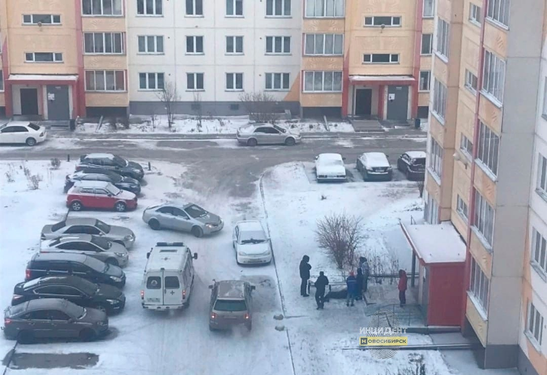 Мужчину со следами крови нашли возле дома в Новосибирске