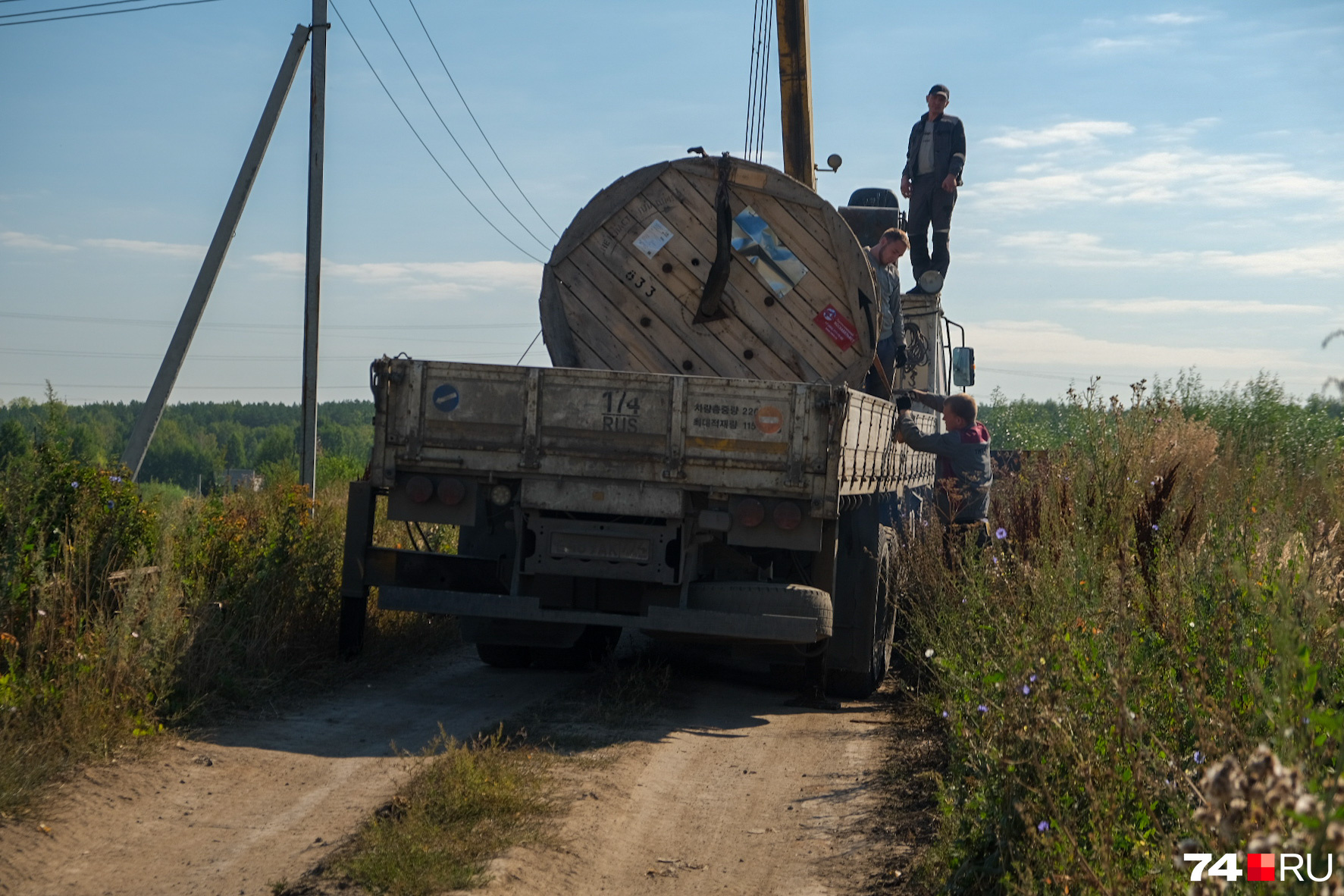 Тут же, возле «РМК-Арены», энергетики тянут сети Тут же, возле «РМК-Арены», энергетики тянут сети
