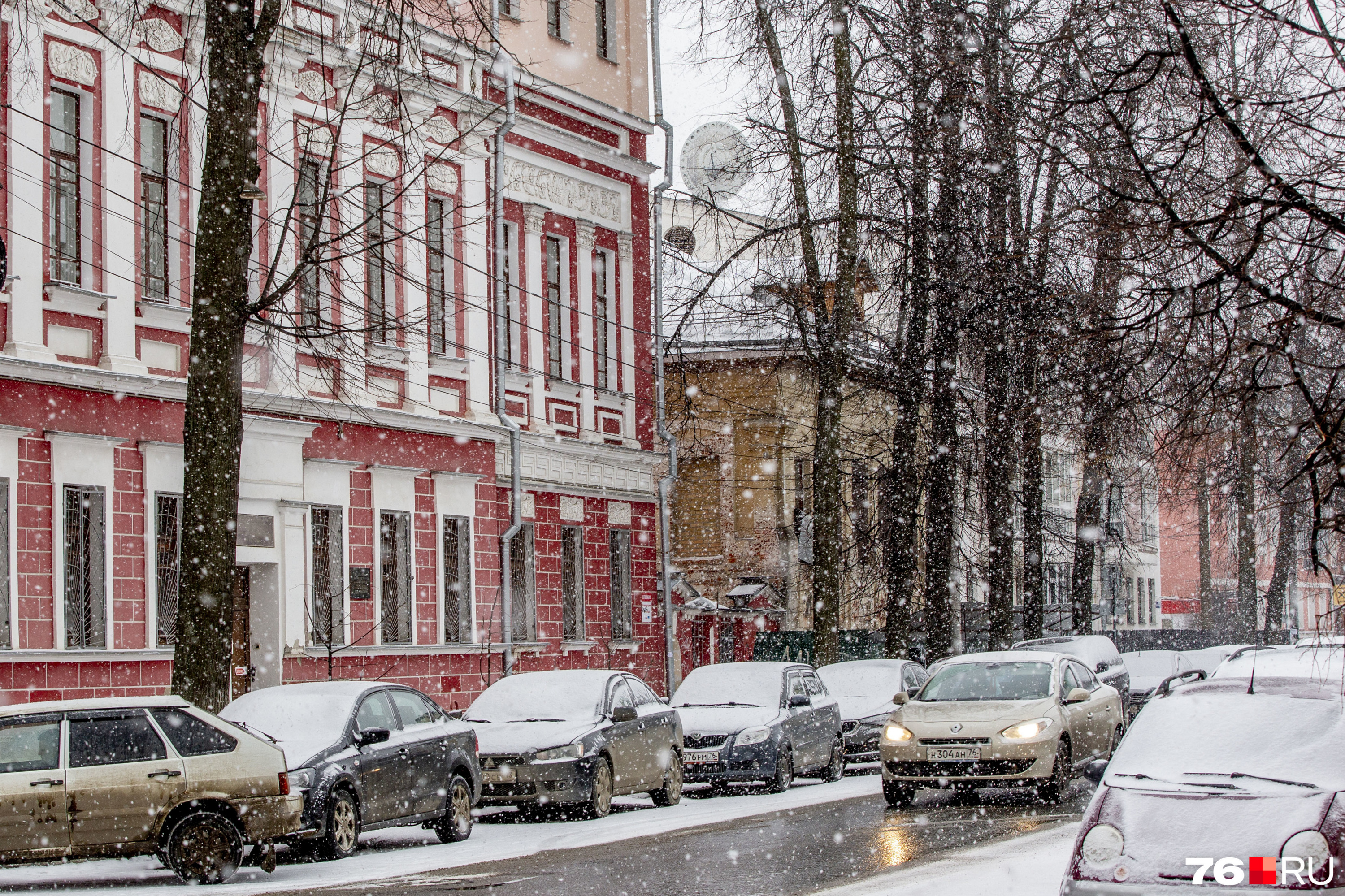 Снежный ярославль. Снегопад Ярославль. Снег в Ярославле. Ярославль первый снег. Ярославль первый снег фото.