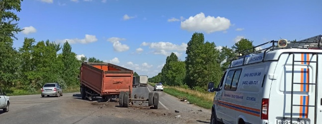 У прицепа оторвало одну из осей У прицепа оторвало одну из осей
