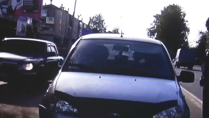 На Урале у водителя автобуса угнали машину. Он заметил ее, когда ехал по маршруту, — и вышел разбираться