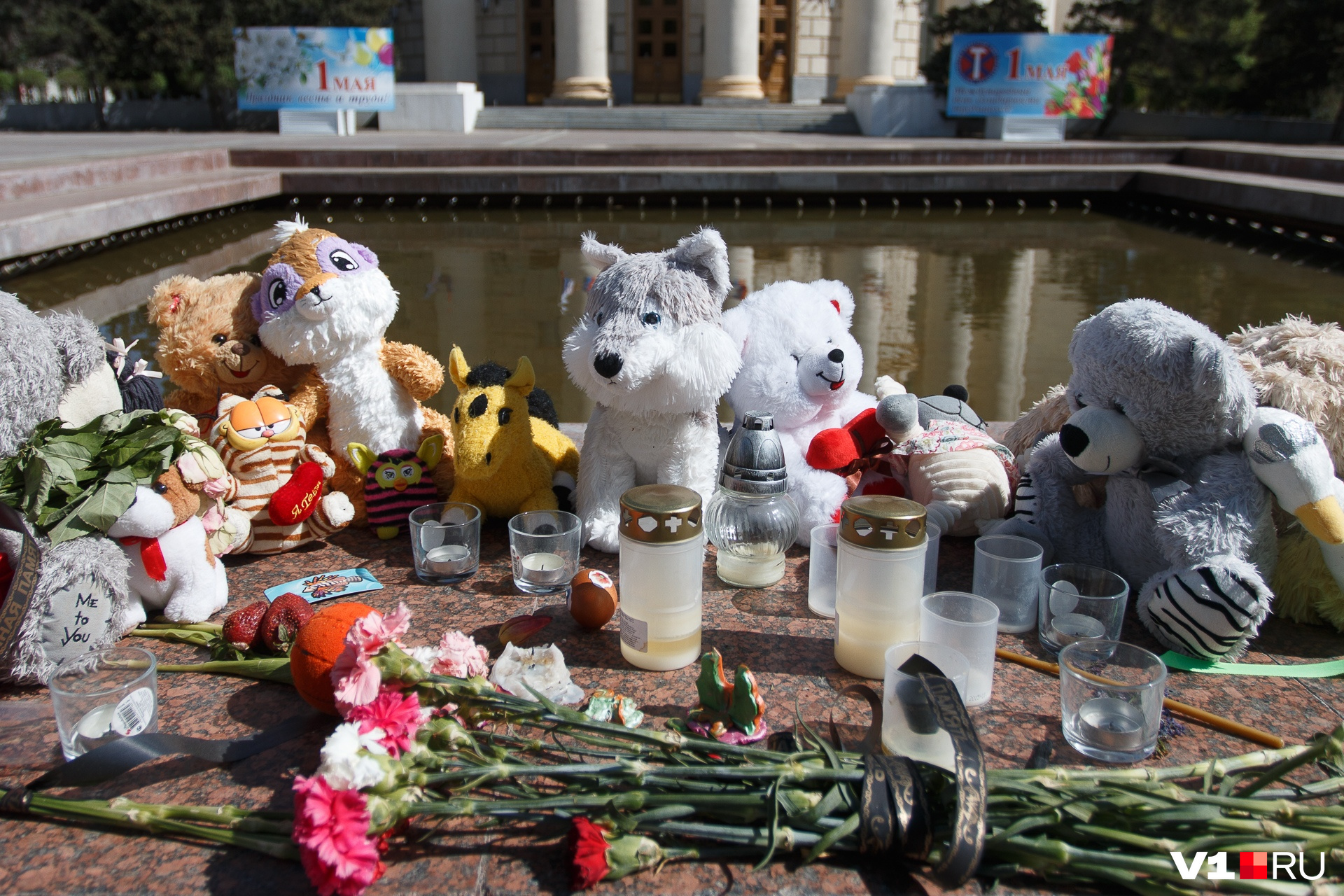 После гибели девочек Первомай в Волгограде был отменен, люди несли свечи, игрушки к фонтану