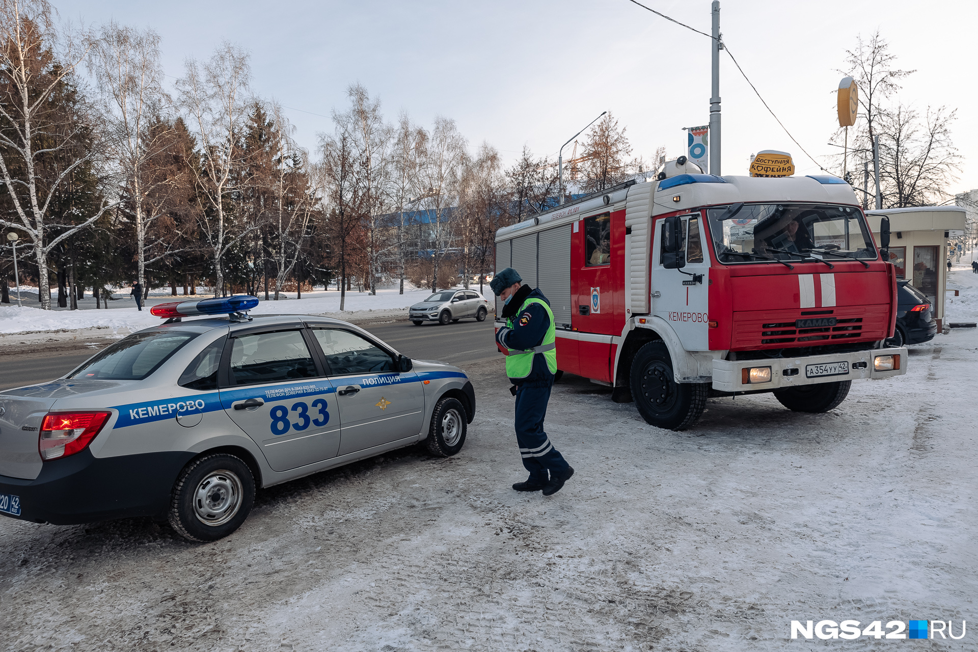 Кемерово последние новости сегодня происшествия. Полиция зимой. 42 Полицейская машина. Полиция Кузбасса. Заминировали школу.