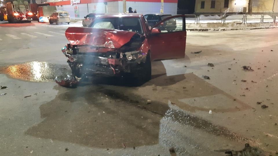Сперва скорая врезалась в Mitsubishi Lancer Сперва скорая врезалась в Mitsubishi Lancer