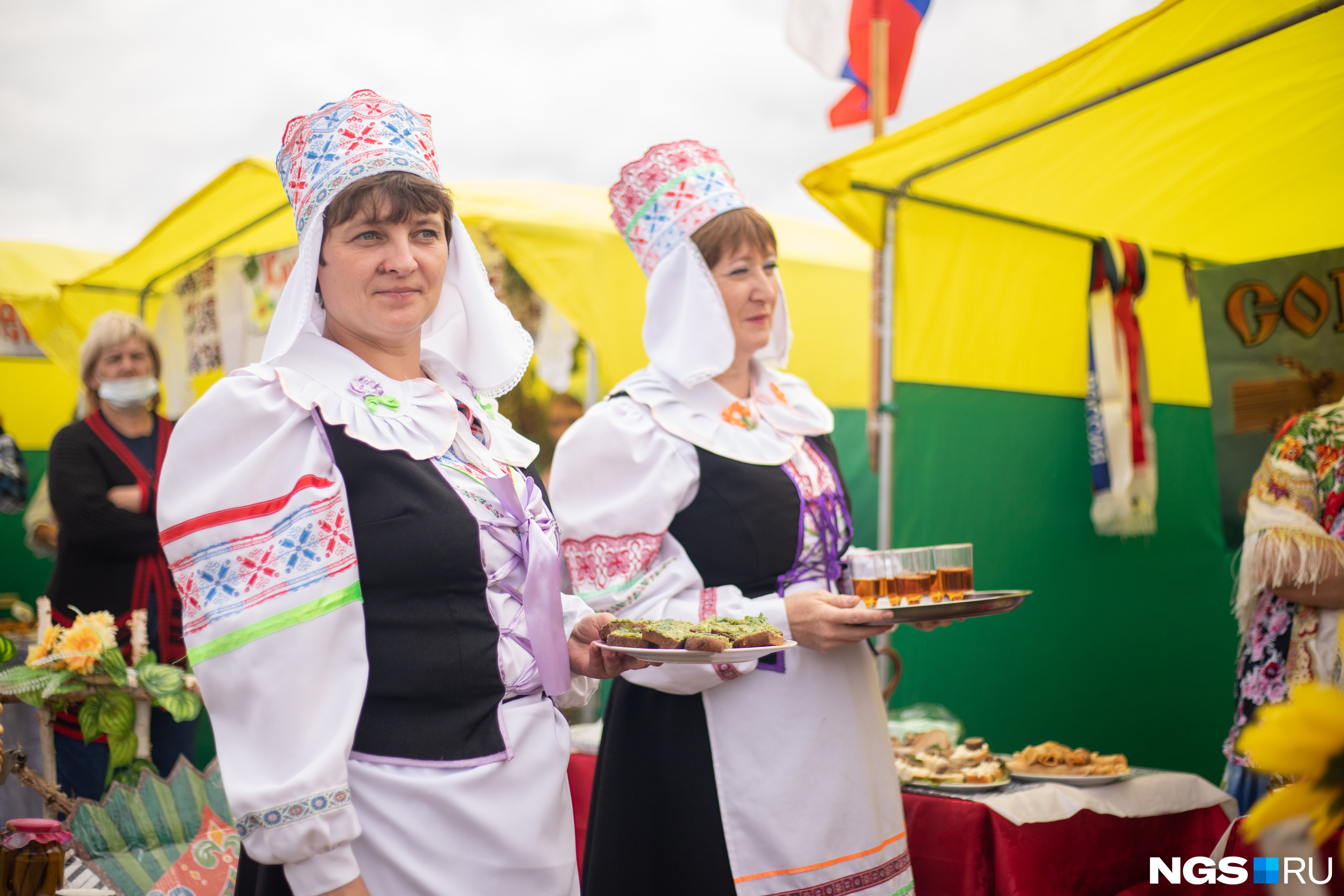 Тем, кто замерз, предлагали бутерброды с салом и черемшой и согревающий напиток