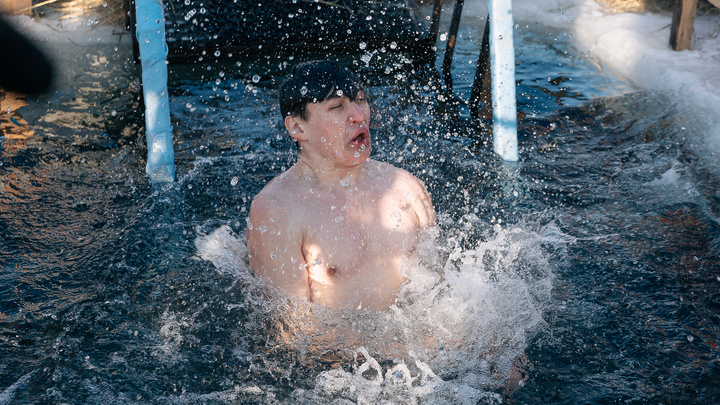 Красотки в купальниках и неподдельные эмоции: 30 ярких фото из крещенских купелей в Кемерове