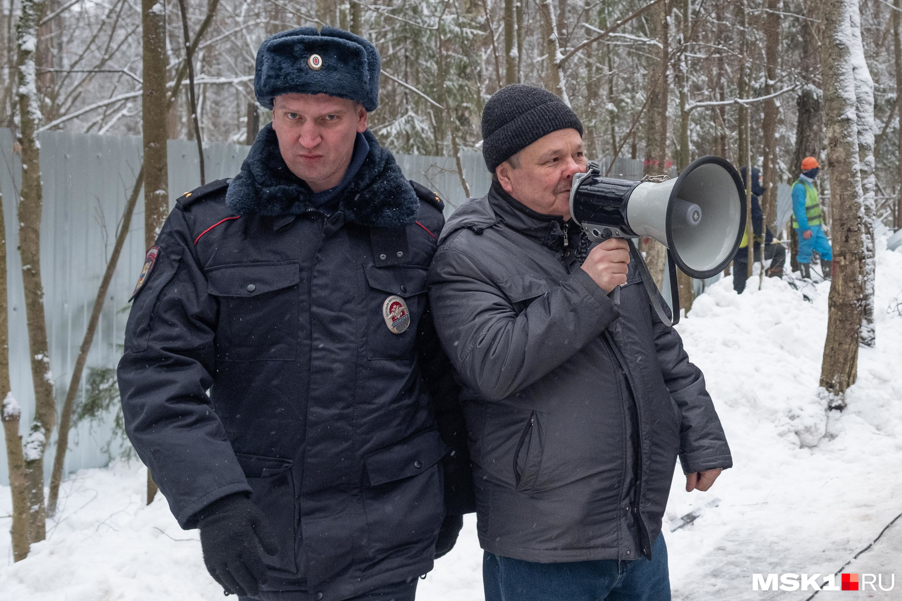 Консультант отдела по делам ГО и ЧС управления территориальной безопасности администрации Троицка Евгений Губа пригрозил вставшим на защиту леса людям: тем, кто будет мешать стройке, грозит административная ответственность