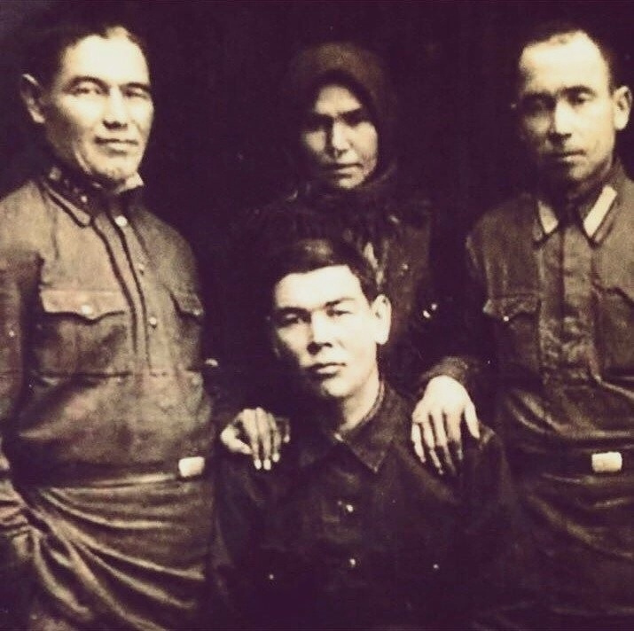 Дедушка Утяшевой на фото слева