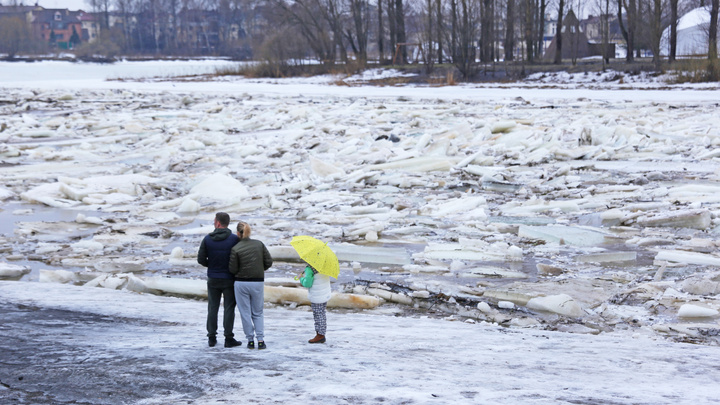 Река покрылась кружевом: в Ярославле на Которосли начался ледоход. 10 атмосферных фото