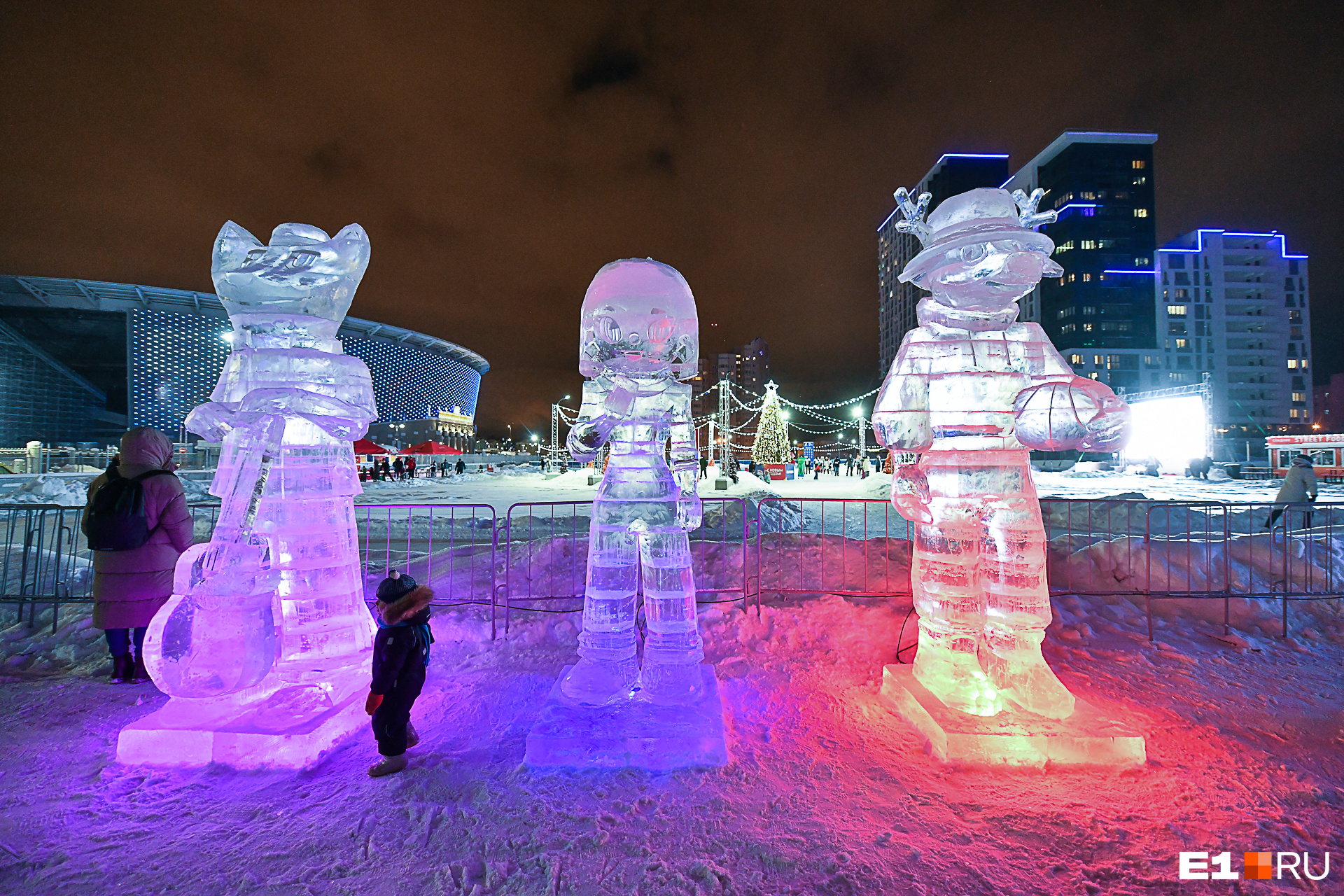 «Арена Парк» украсили ледовыми скульптурами в виде талисманов Универсиады