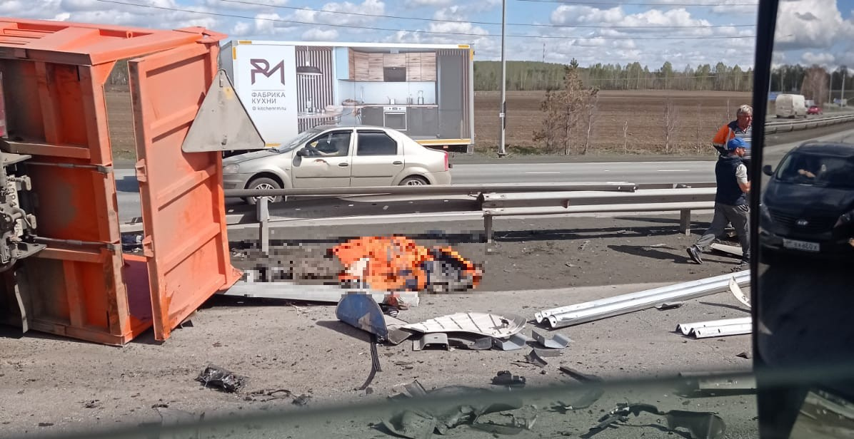 Трое рабочих и водитель Scania погибли на месте Трое рабочих и водитель Scania погибли на месте