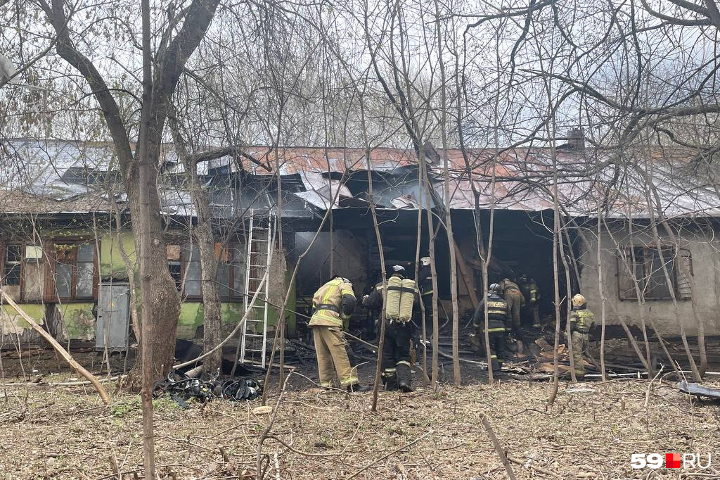 У здания разбирают крышу У здания разбирают крышу