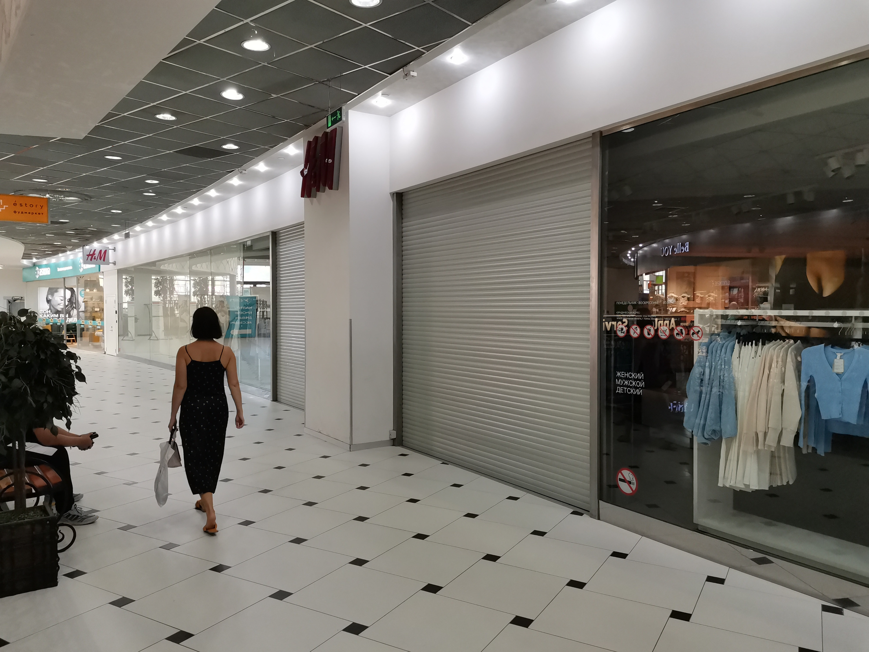 А это фото из «Гринвича», здесь <nobr class="_">H&M</nobr> пока не работает, но сотрудники торгового центра говорят, что он обязательно откроется