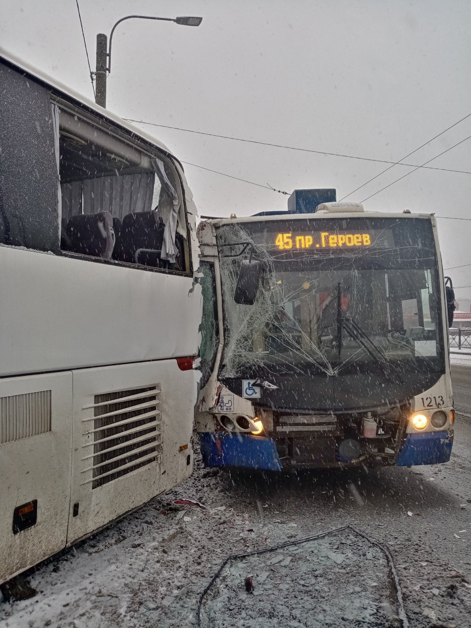 ДТП с троллейбусом и автобусом на улице Типанова в Петербурге 9 декабря  2022 г., фото - 9 декабря 2022 - ФОНТАНКА.ру