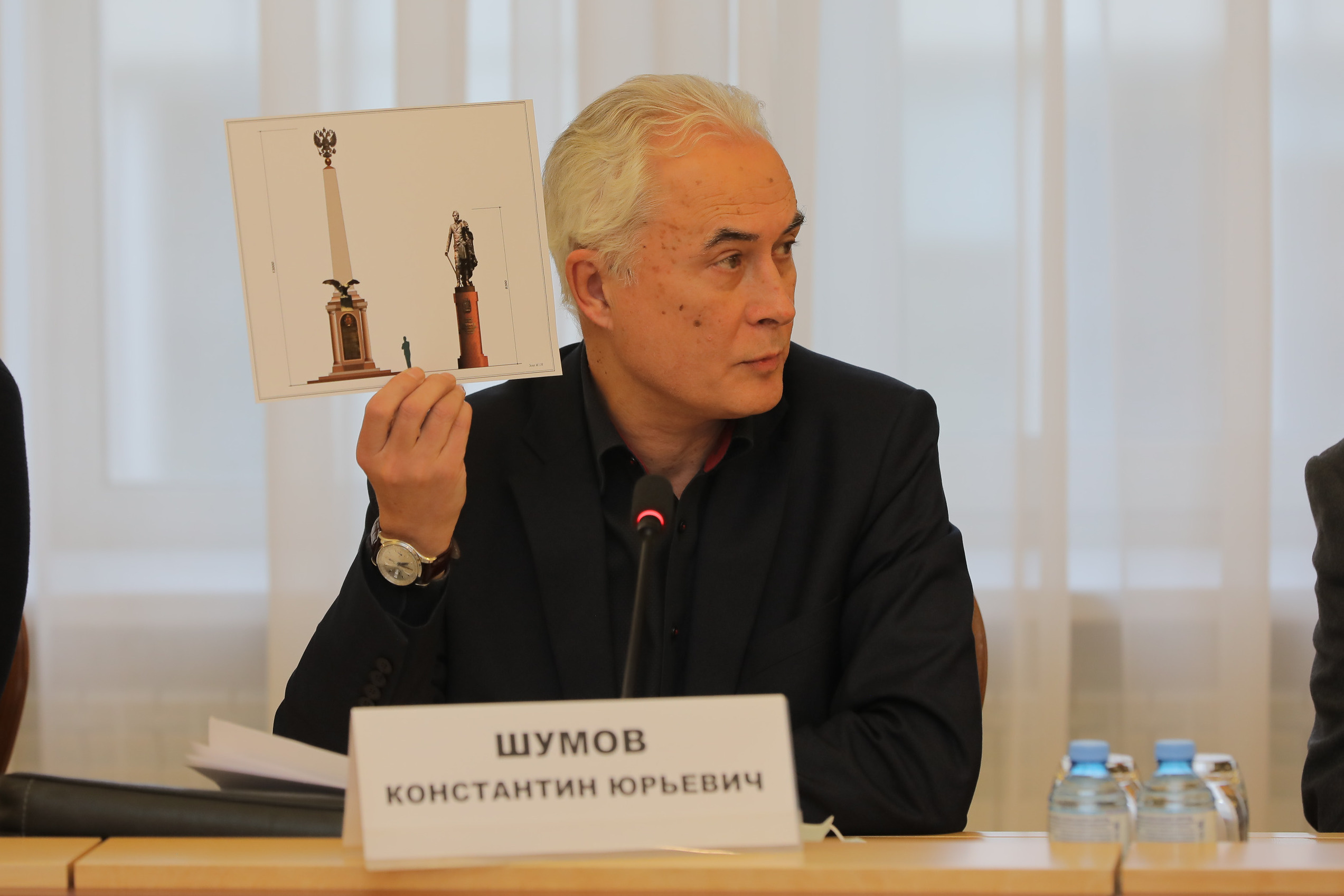 Шумов показывает эскиз на заседании Шумов показывает эскиз на заседании