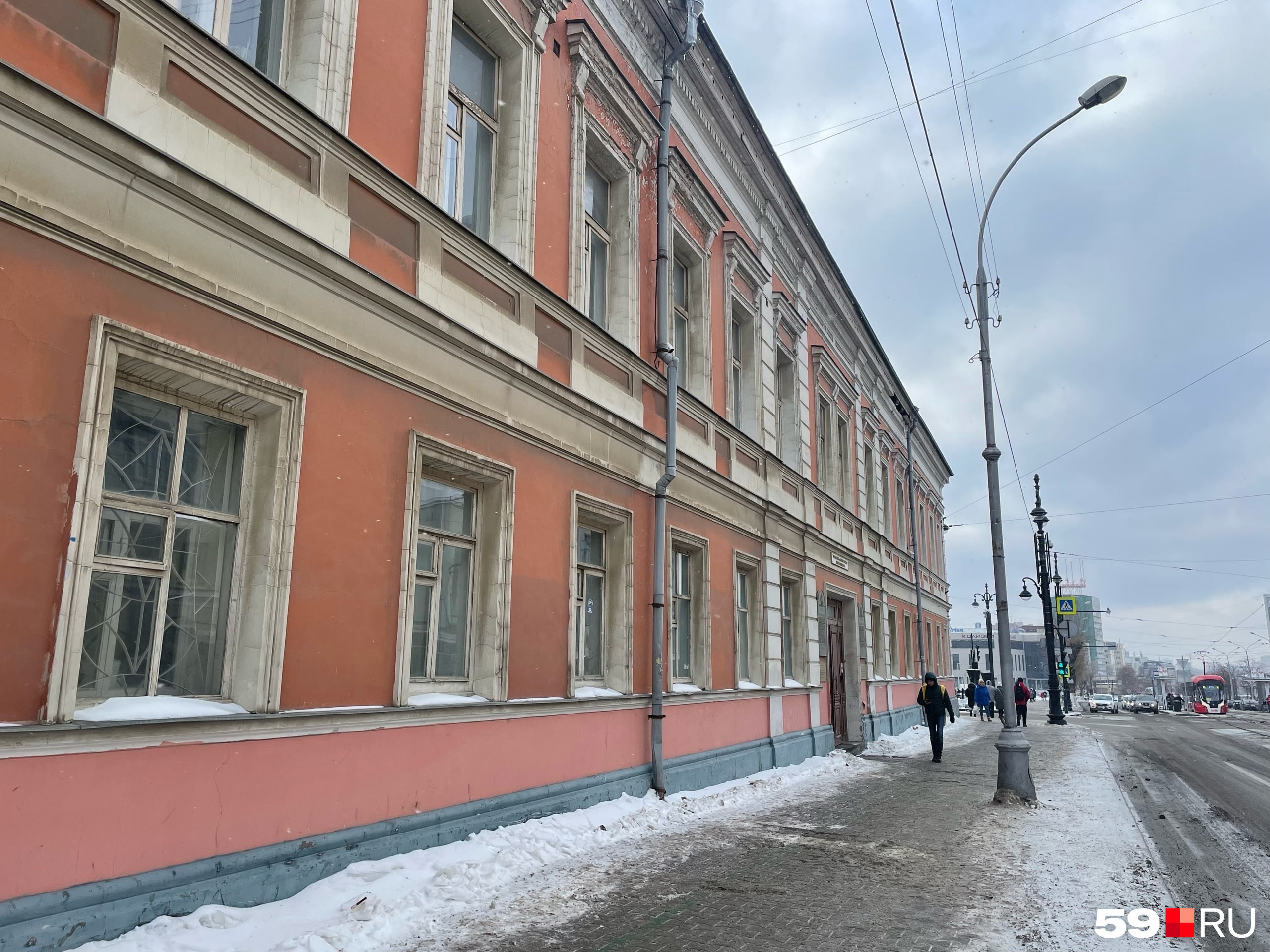С улицы Ленина фасад выглядит по-другому