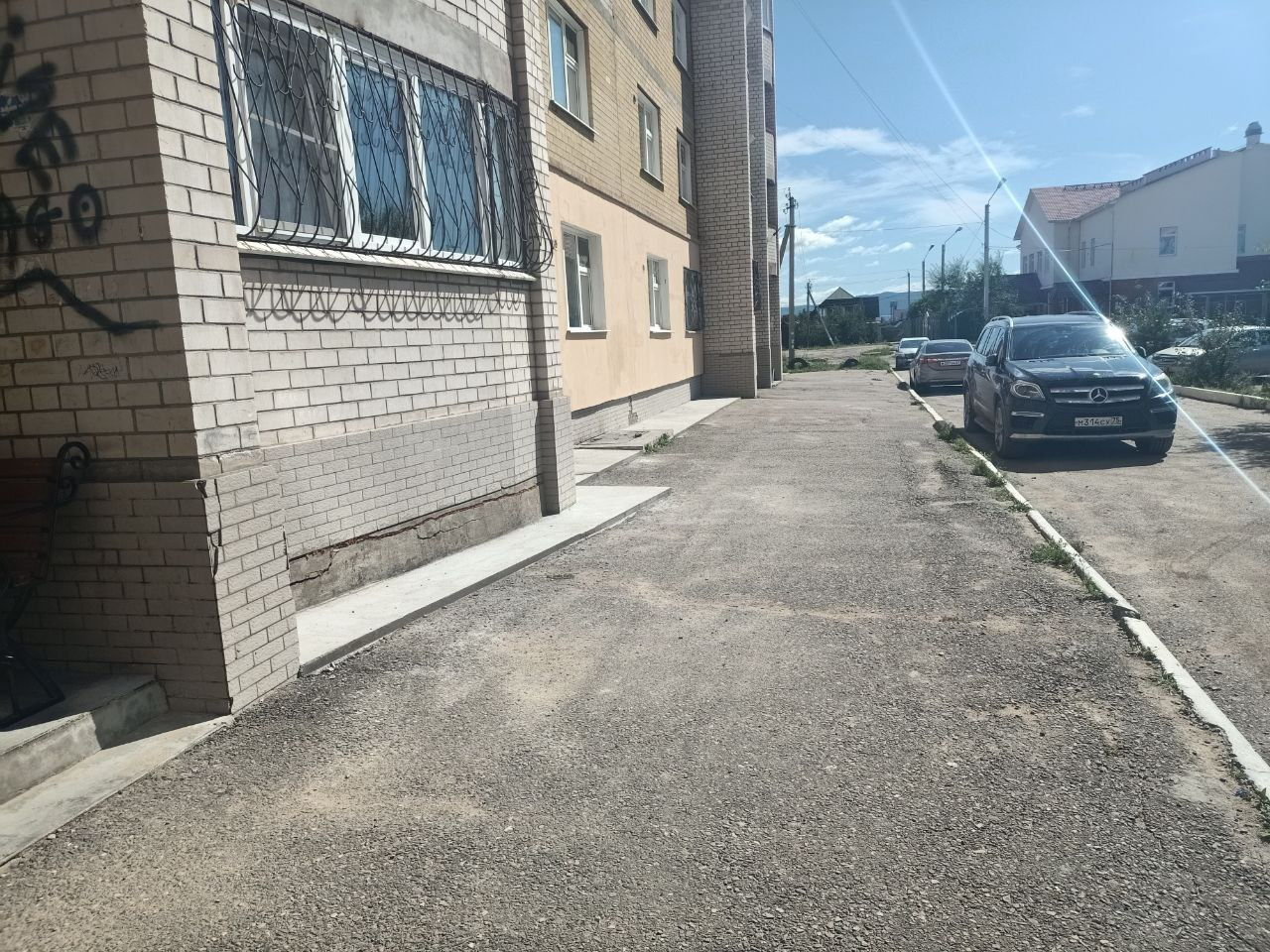 Прямо под бордюром планируют, по данным жильцов дома на Девичьей сопке, провести коммуникации к бывшему недострою Прямо под бордюром планируют, по данным жильцов дома на Девичьей сопке, провести коммуникации к бывшему недострою