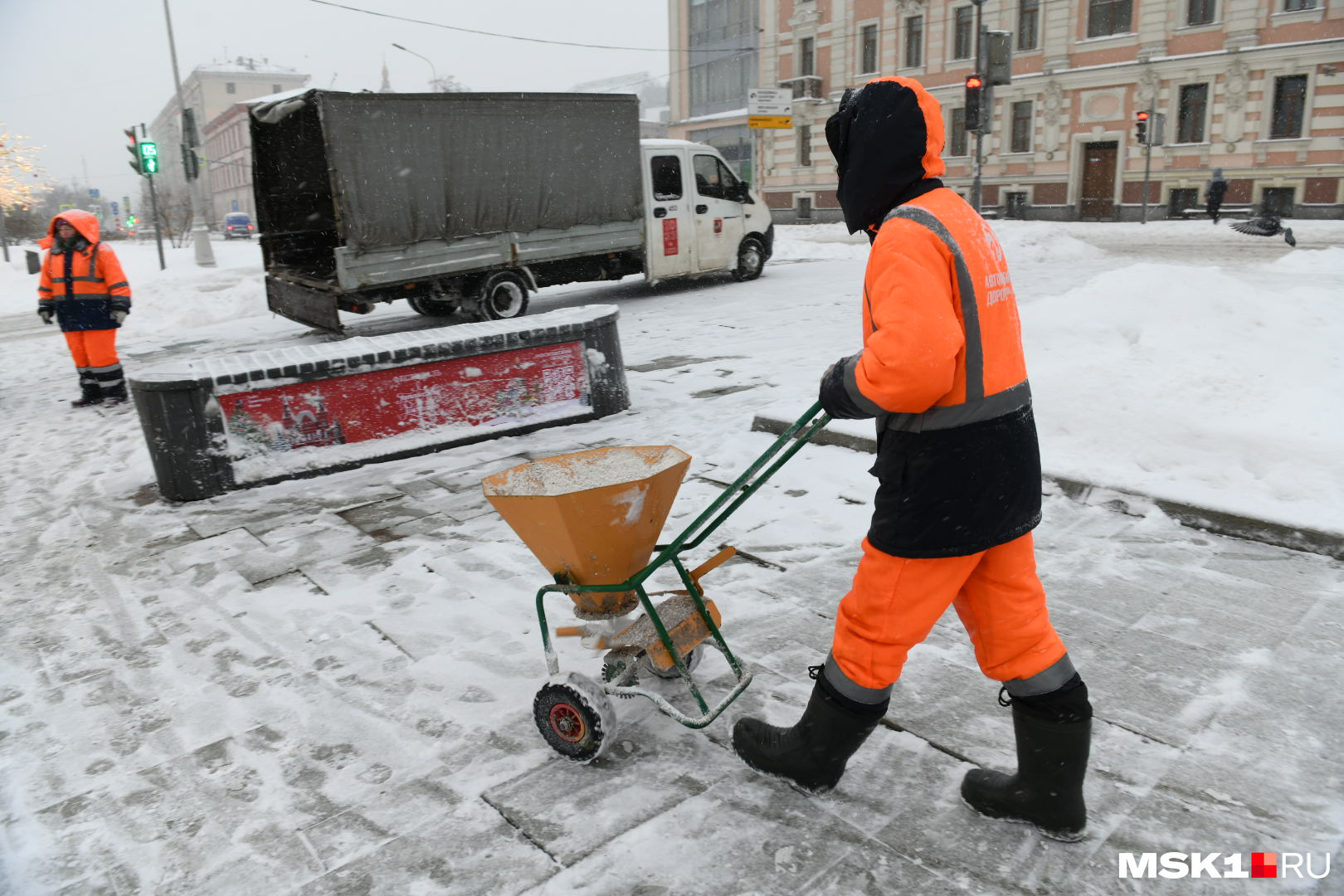 Москву засыпает снегом сегодня