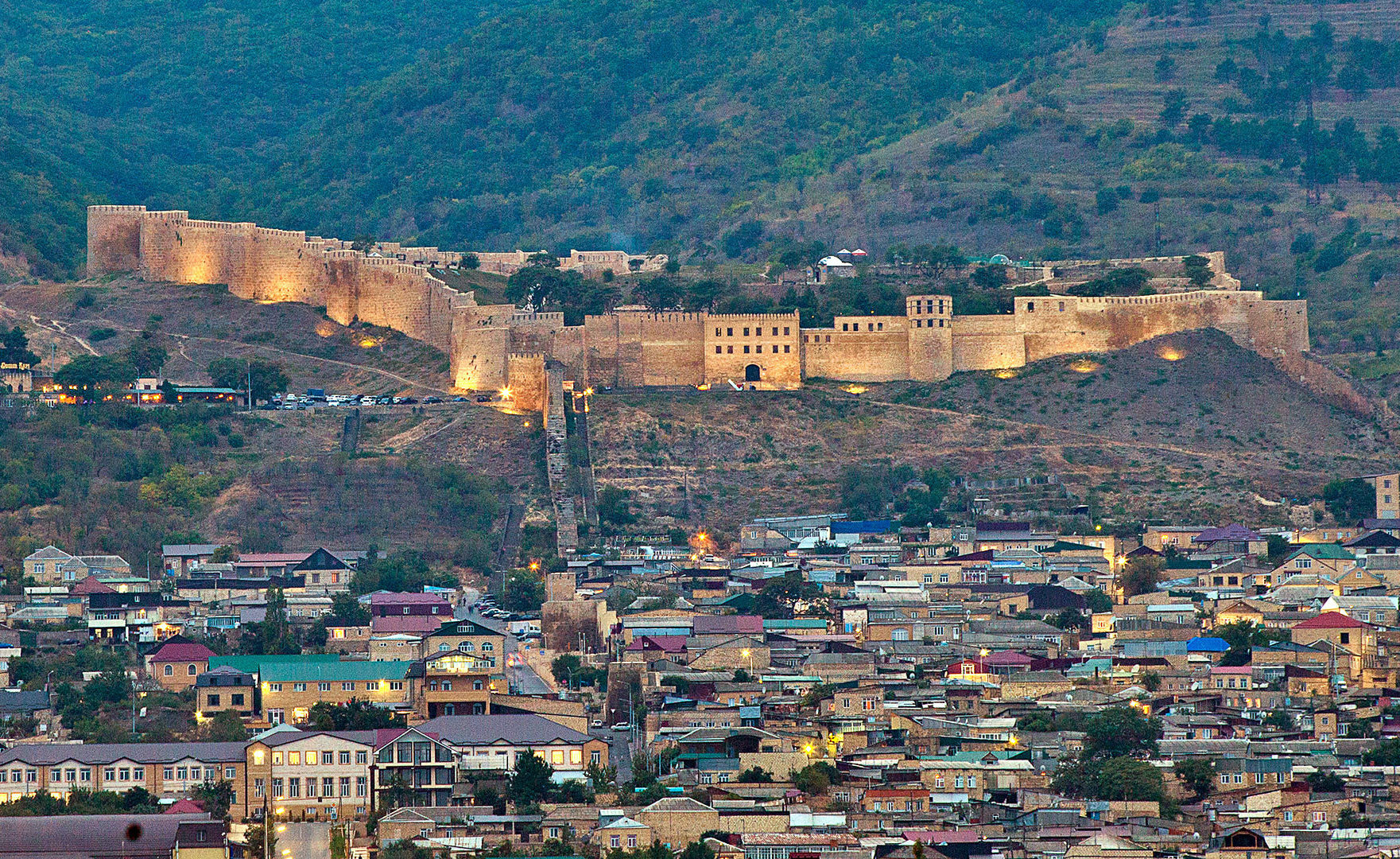 Дагестанскому городу Дербенту, по данным ЮНЕСКО, более 2000 лет. Он — один из самых древних в России