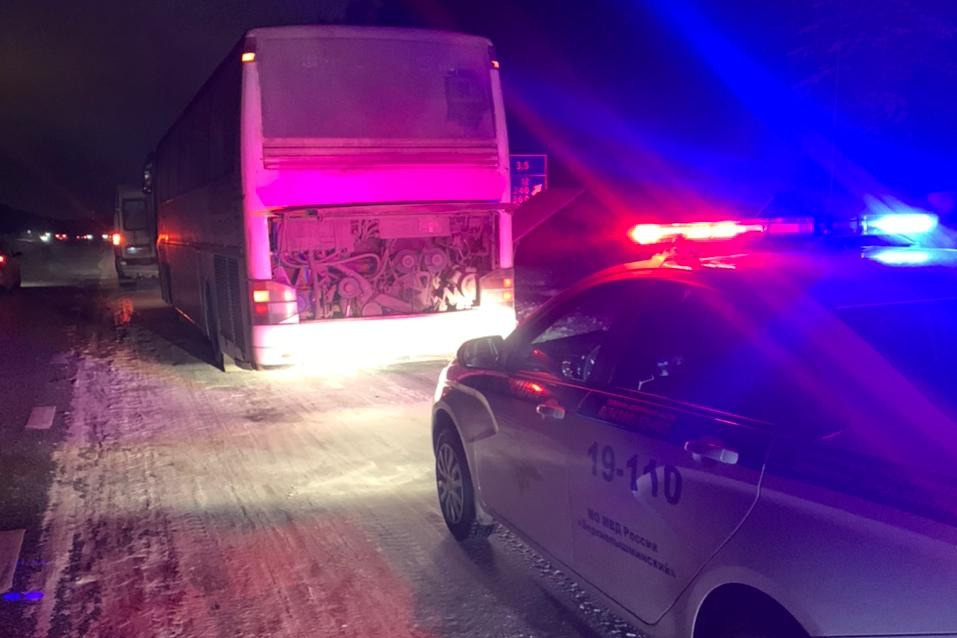 Под Екатеринбургом у автобуса отказали тормоза. Замерзающих пассажиров спасли автоинспекторы