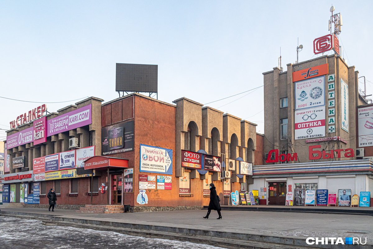 Как закрепить рекламный щит к стене