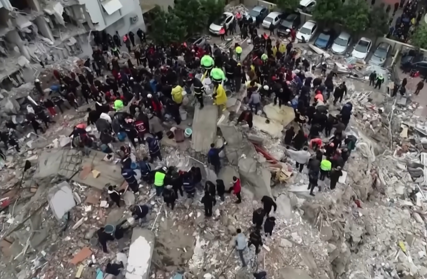 В Турции уже больше 3,3 тысячи погибших, и землетрясения продолжаются. Людей просят не возвращаться в свои дома