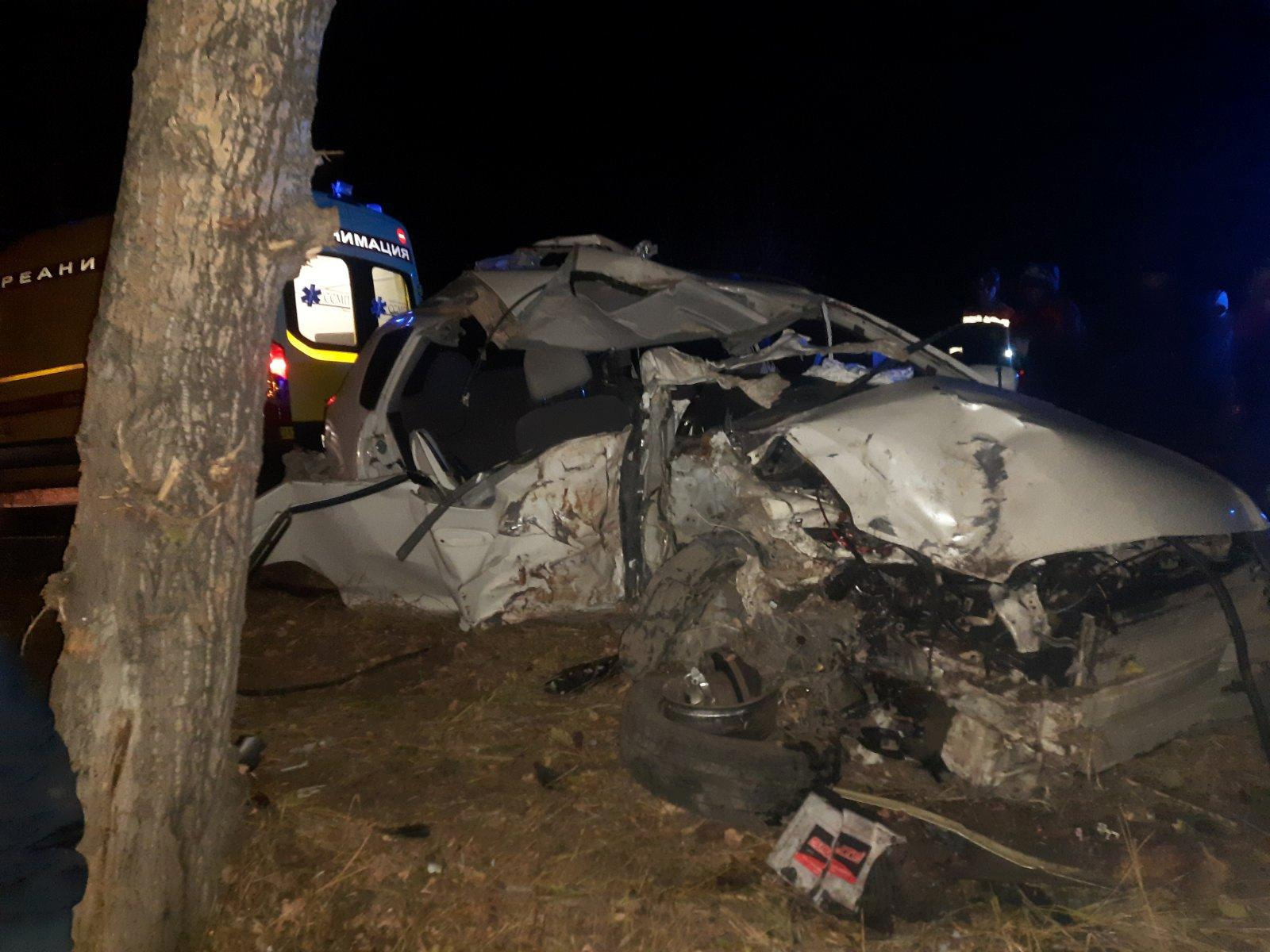 Водитель врезавшейся в дерево машины погиб около аэропорта в Чите