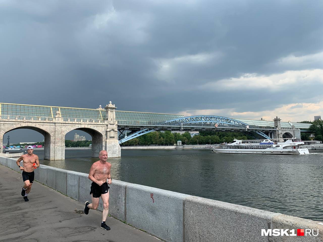 Когда начнется дождь в москве. Реки Москвы. Набережная Москва. Набережная Москвы-реки Москва. Набережная реки Амур