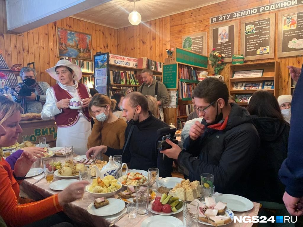 Гостей угощают национальными блюдами и напитками Гостей угощают национальными блюдами и напитками