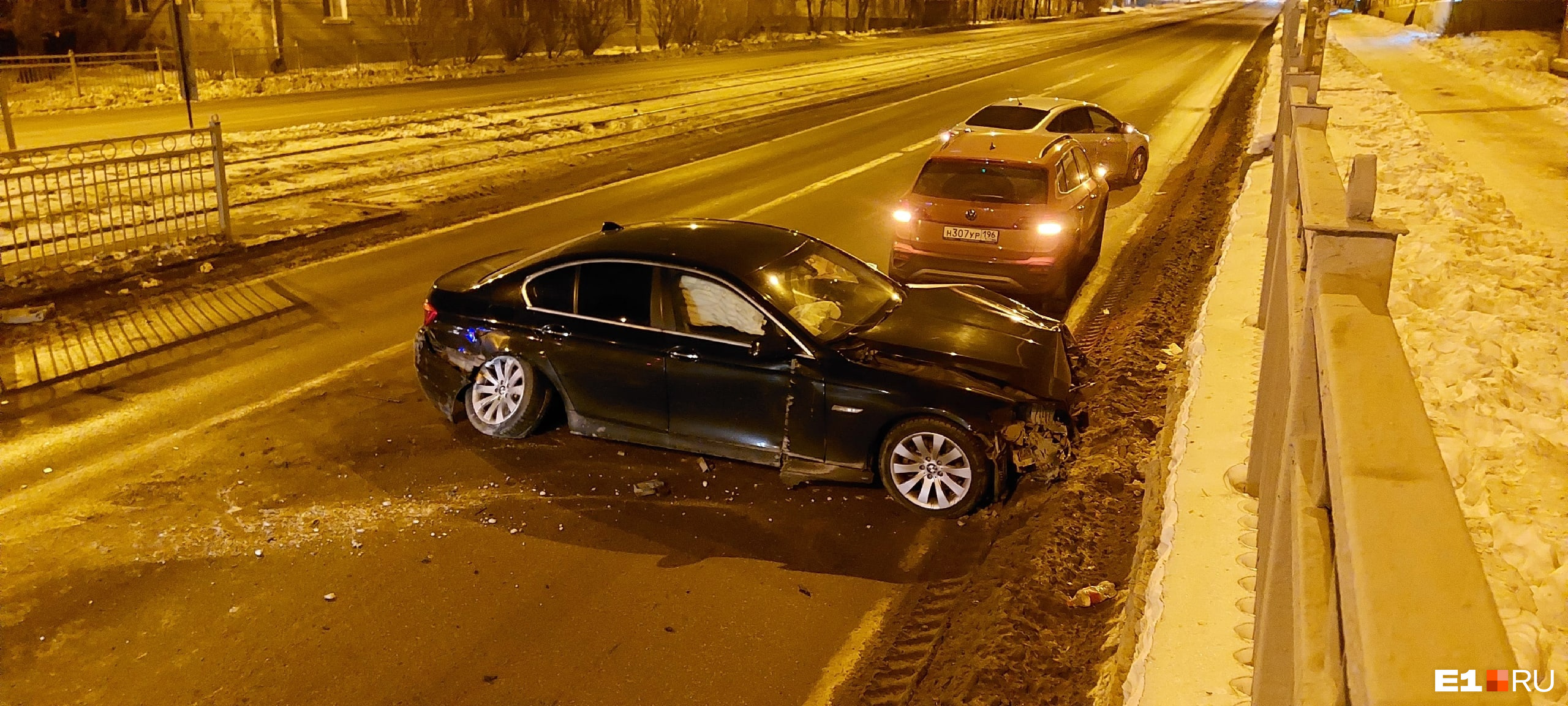 Стали известны подробности аварии на Уралмаше, где водитель BMW разнес остановку и бросил машину