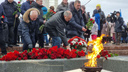 В полной тишине возлагали цветы: на площади Славы прошел митинг в память о погибших в Макеевке военных