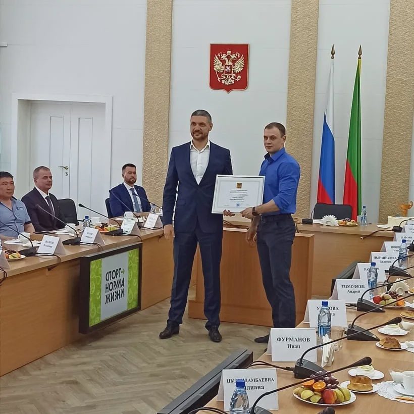 Олег Сороканюк получает почетную грамоту за высокие спортивные достижения команды Федерации панкратиона Забайкальского края Олег Сороканюк получает почетную грамоту за высокие спортивные достижения команды Федерации панкратиона Забайкальского края